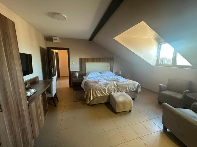 Jp Motel Mali Pariz Bor Luaran gambar