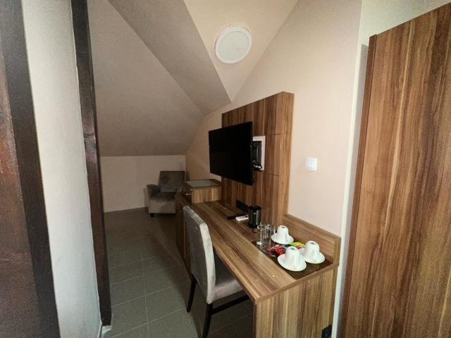 Jp Motel Mali Pariz Bor Luaran gambar