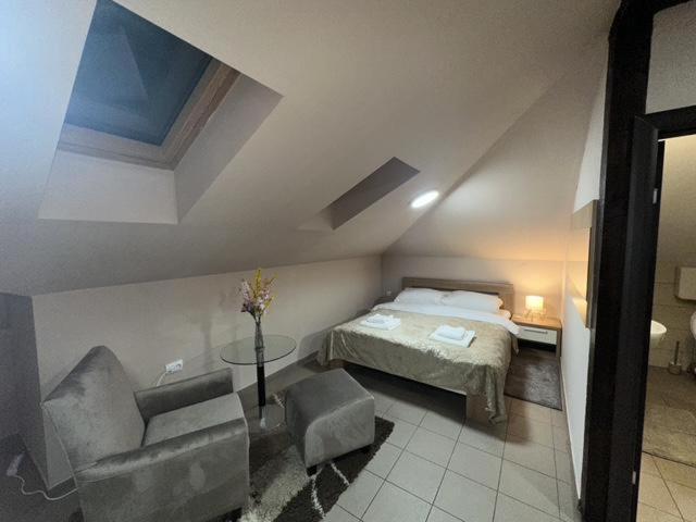 Jp Motel Mali Pariz Bor Luaran gambar