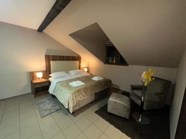 Jp Motel Mali Pariz Bor Luaran gambar