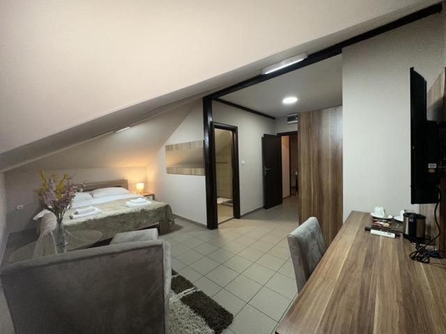 Jp Motel Mali Pariz Bor Luaran gambar