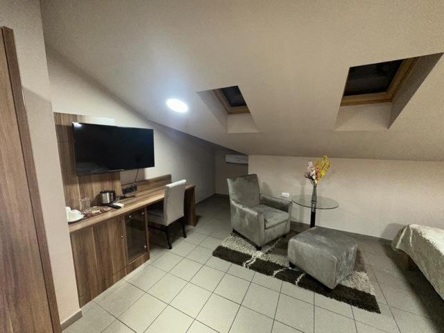 Jp Motel Mali Pariz Bor Luaran gambar