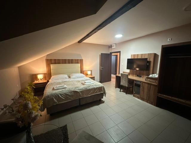 Jp Motel Mali Pariz Bor Luaran gambar