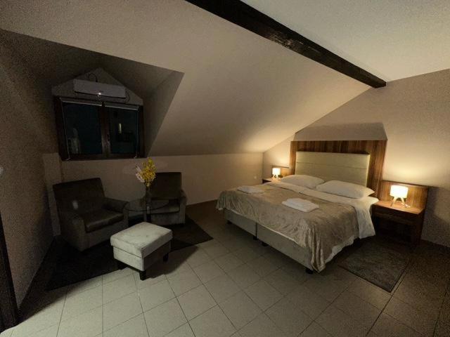 Jp Motel Mali Pariz Bor Luaran gambar