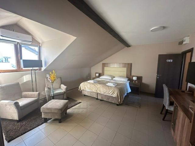 Jp Motel Mali Pariz Bor Luaran gambar